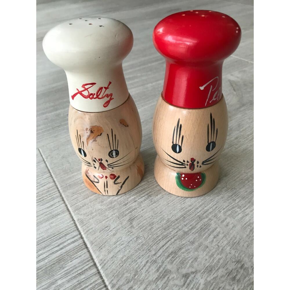 Salt and Pepper Shakers Salty and Peppy Cats Vintage Wood Hand Painted Kitschy - Picture 7 of 9